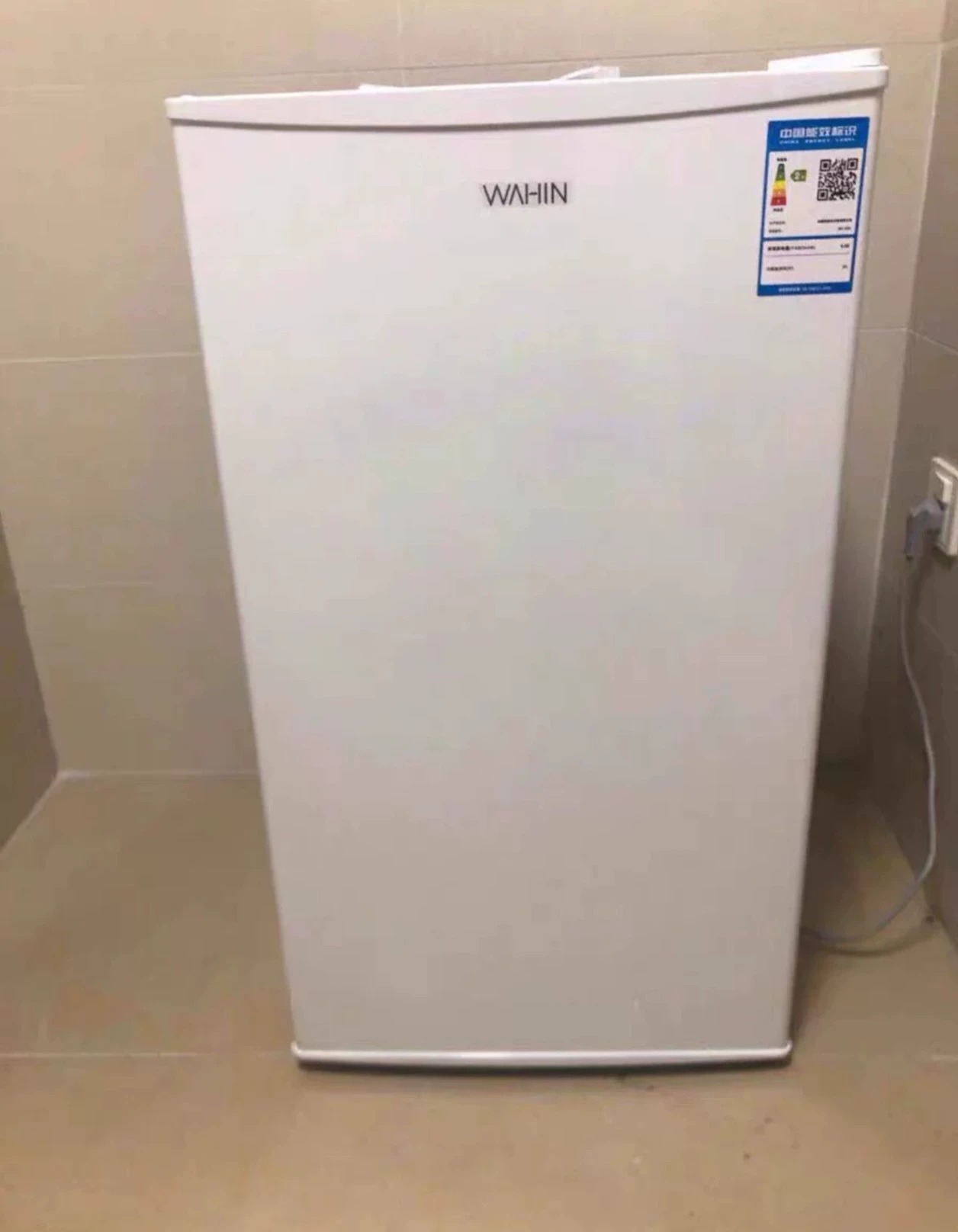 华凌小冰箱,苏宁购买,93L93升 冰箱(含冷冻层) 功能完好,一直在正常使用,容量很大,租房神器,搬家闲置。 详情见图。里面很干净。(女生一个人用的) 二手物 华凌小冰箱,苏宁购买,93L93升 冰箱(含冷冻层) 功能完好,一直在正常使用,容量很大,租房神器,搬家闲置。 详情见图。里面很干净。(女生一个人用的) 二手物